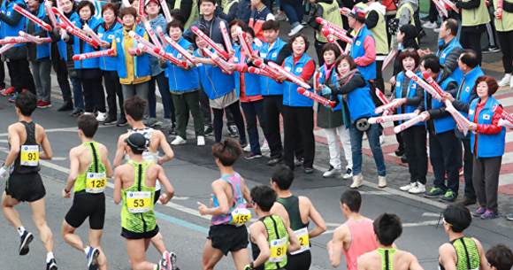 2019년 대구국제마라톤대회에서 거리응원이 펼쳐지고 있다. [사진=대구시]