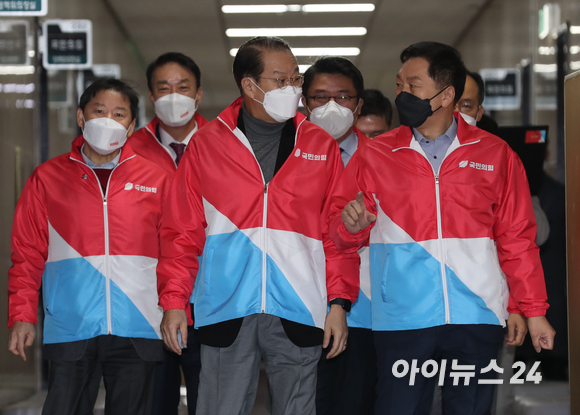 권영세 국민의힘 선거대책본부장과 김기현 원내대표 등이 3일 오전 서울 여의도 국회에서 열린 선거대책본부-원내지도부 연석회의에 참석하고 있다. [사진=김성진 기자]