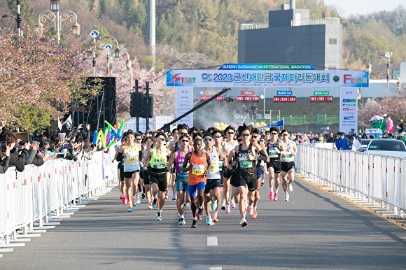 2023 군산새만금 국제마라톤대회에서 선수들의 출발과 함께 시민들이 응원하고있다.[사진=군산시청]