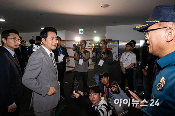 장동혁 국민의힘 대표가 8일 서울 송파구 올림픽공원 핸드볼 경기장에 진입해 선거 관련 용품들이 보관된 곳을 살펴보고 있다. 이날 대한체육회 산하 9개 종목 단체는 장비 반출을 위해 6&middot;3 지방선거 당시 개표소로 사용된 올림픽공원 핸드볼 경기장에 진입했다. 2026.09.08 사진공동취재단 [사진=사진공동취재단 ]