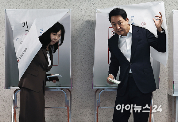 제9회 전국동시지방선거 사전투표 첫날인 29일 오전 서울 용산구 한남동주민센터에 마련된 사전투표소에서 오세훈 국민의힘 서울시장 후보와 부인 송현옥 씨가 투표하고 있다. [사진=정소희 기자]