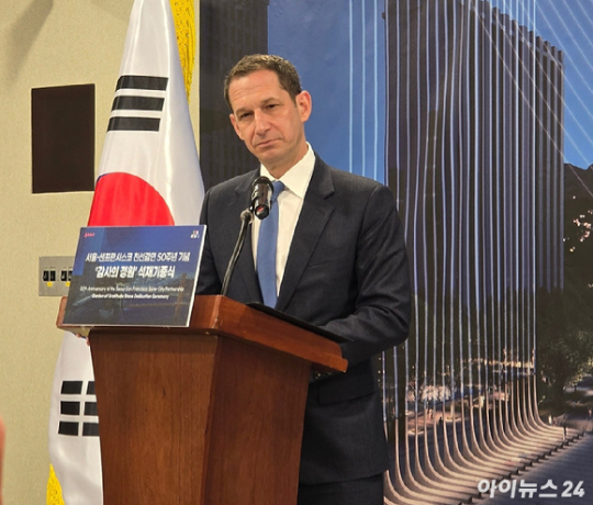 오세훈 서울시장과 다니엘 루리(Daniel Lurie) 샌프란시스코 시장이 23일 서울시청에서 열린 '서울-샌프란시스코 친선결연 50주년 감사의 정원 석재 기증식'에서 기념사진을 촬영하고 있다. [사진=서울시]