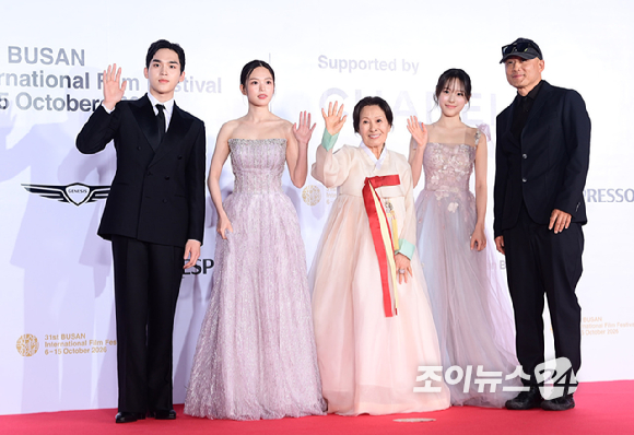 '여전히 찬란하게' 배우 김혜자가 6일 부산 해운대구 영화의전당에서 열린 제31회 부산국제영화제 개막식 레드카펫 행사에 참석하고 있다. [사진=정소희 기자]