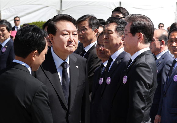 윤석열 대통령이 지난달 19일 서울 강북구 수유동 국립4·19민주묘지에서 열린 제63주년 4·19혁명 기념식에 입장하며 이재명 더불어민주당 대표 옆을 지나가고 있다. (대통령실통신사진기자단)[사진=뉴시스]