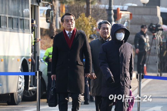 윤석열 대통령 측 변호인인 배보윤 변호사가 11일 오전 서울 종로구 헌법재판소에서 열린 윤석열 대통령 탄핵 심판 7차 변론기일에 출석하고 있다. [사진=사진공동취재단]