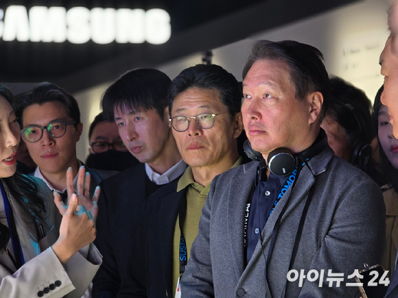 8일 오전(현지시각) 최태원 SK그룹 회장이 미국 라스베이거스 컨벤션센터 센트럴홀에 위치한 삼성전자 CES 전시관에 방문해 섹션을 둘러보고 있다. [사진=안세준 기자]