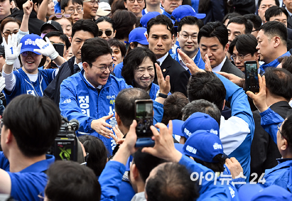 정원오 더불어민주당 서울시장 후보가 6&middot;3 지방선거 공식 선거운동이 시작된 21일 서울 성동구 왕십리역 광장에서 열린 출정식에서 인사하고 있다. [사진=곽영래 기자]
