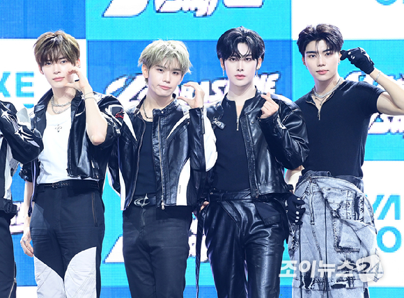 그룹 제로베이스원이 1일 오후 서울 용산구 한남 블루스퀘어에서 열린 제로베이스원(ZEROBASEONE) 정규 1집 '네버 세이 네버(NEVER SAY NEVER)' 쇼케이스에 참석하고 있다. [사진=정소희 기자]