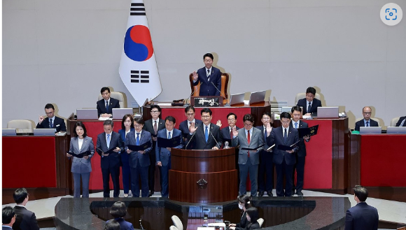 15일 국회에서 22대 국회 후반기 의장단을 선출하기 위해 열린 본회의에서 인천 연수갑 국회의원 보궐선거에서 당선된 더불어민주당 송영길 의원 등 재보궐선거 당선 의원들이 선서하고 있다. [사진=연합뉴스]