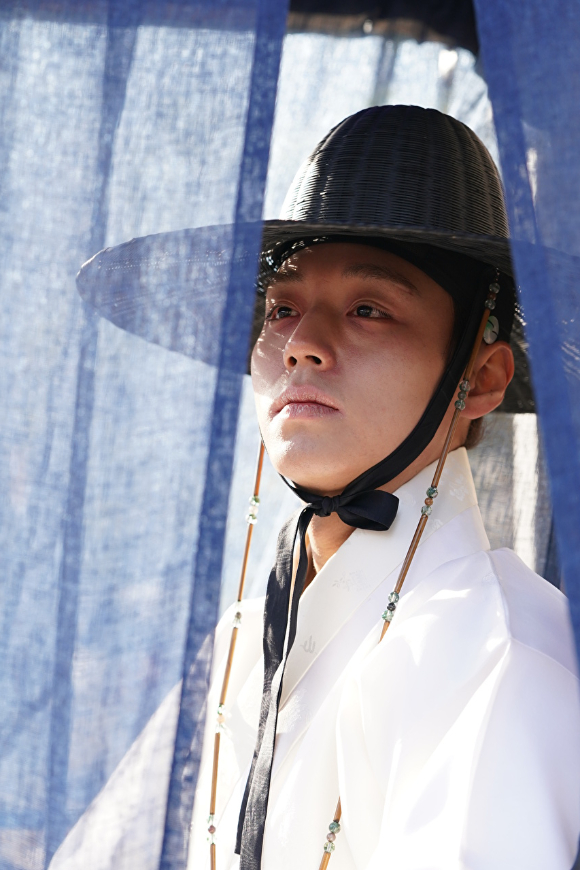 배우 박지훈이 영화 '왕과 사는 남자'에서 열연하고 있다. [사진=(주)쇼박스]