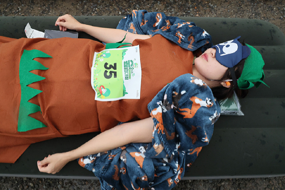 유한킴벌리 '2025 우리강산 푸르게 푸르게 '숲속 꿀잠대회''가 28일 남양주시 광릉숲에서 열렸다. 사진은 숲속에서 숙면을 취하는 참가자들의 모습. [사진=유한킴벌리]