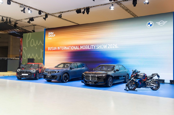 (왼쪽부터) 정수원 MINI 코리아 총괄 본부장, 한상윤 BMW 그룹 코리아 대표이사 사장, 석재우 BMW 코리아 브랜드 총괄 본부장, 조현욱 BMW 모토라드 코리아 총괄 본부장 [사진=BMW코리아]