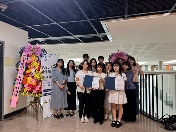경복대학교 간호학과 학생들이 학술 대회 최우수상 수상을 기념해 사진을 촬영하고 있다. [사진=경복대학교]
