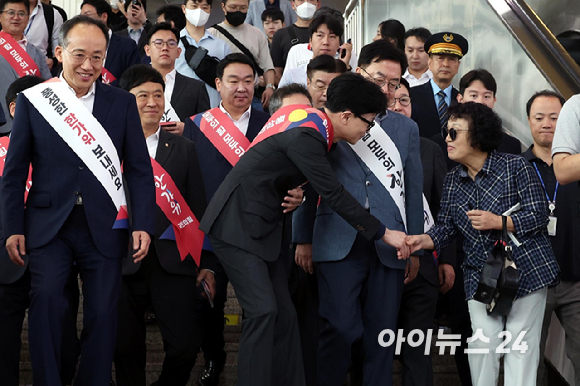 한동훈 국민의힘 대표를 비롯한 지도부가 13일 오전 서울 용산구 서울역KTX 대합실에서 귀성객과 인사를 하고 있다. [사진=정소희 기자]