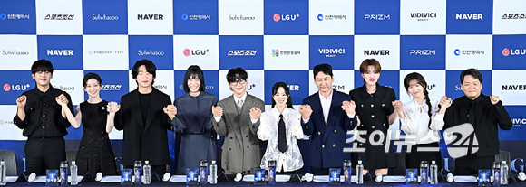 배우 이정하, 고윤정, 안재홍, 금해나, 임시완, 박보영, 개그맨 신동엽, 장도연, 배우 윤가이, 크리에이터 곽준빈이 25일 오전 서울 영등포구 CGV 여의도에서 열린 청룡시리즈어워즈 핸드프린팅 행사에서 포토타임을 갖고 있다. [사진=곽영래 기자]