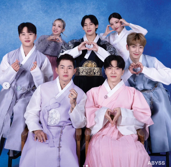 박원, 산다라박, 적재, 멜로망스, 선미, 뱀뱀 등 어비스컴퍼니의 가족사진이 공개됐다. [사진=어비스컴퍼니]