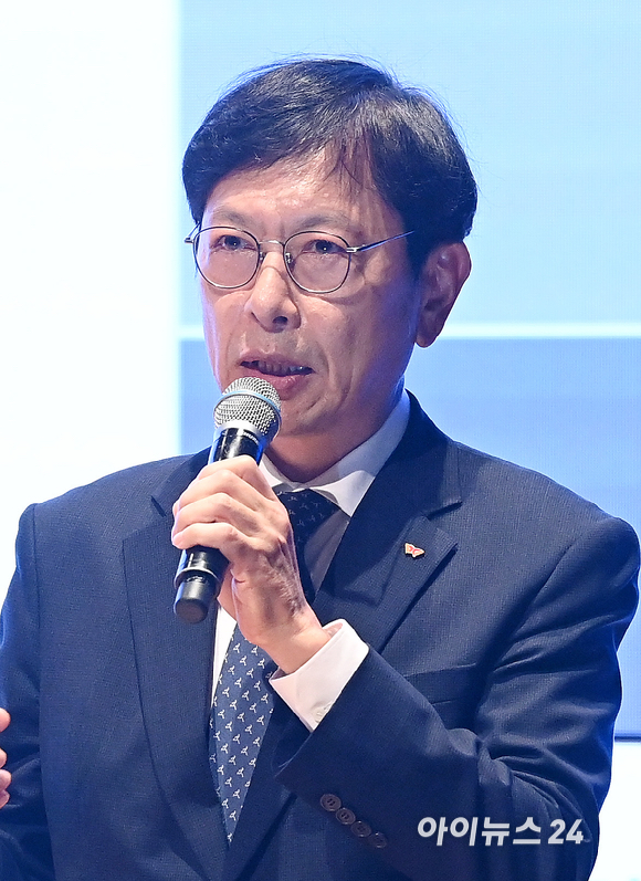 안현 SK하이닉스 개발총괄 사장이 14일 서울 강남구 코엑스에서 열린 &lsquo;제28회 반도체대전&rsquo; 키노트 세션에서 'AI시대, 메모리 혁신의 방향을 묻다'라는 주제로 발표하고 있다. [사진=곽영래 기자]