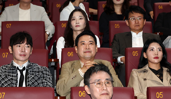 국민의힘 장동혁 대표가 7일 서울 롯데시네마 영등포점에서 영화 건국전쟁2를 관람하고 있다. [사진=연합뉴스]