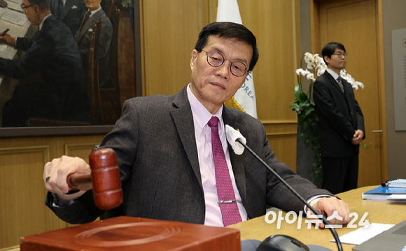 이창용 한국은행 총재가 22일 오전 서울 중구 한국은행에서 열린 금융통화위원회에서 의사봉을 두드리고 있다. [사진=사진공동취재단]
