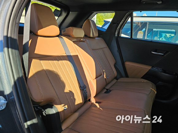 7일 열린 '디 올 뉴 투싼 테크데이 & 미디어 시승회'에서 시범운용된 디 올 뉴 투싼이 김포의 한 카페에 주차돼 있다. [사진=김현영 인턴기자]
