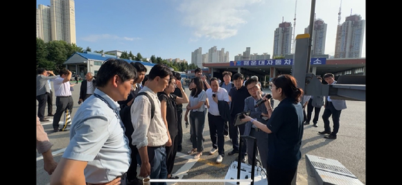 민테크가 지난 10일 한국교통안전공단(TS) 해운대 검사소에서 국토교통부, 국토교통과학기술진흥원 등 관계자 등이 참석한 가운데 열린 '전기자동차 안전성 평가 및 통합 안전 기술개발 과제' 점검회의에서 전기차 미래형 검사체계 구축을 위한 실증착수회를 진행하고 있다. [사진=민테크]