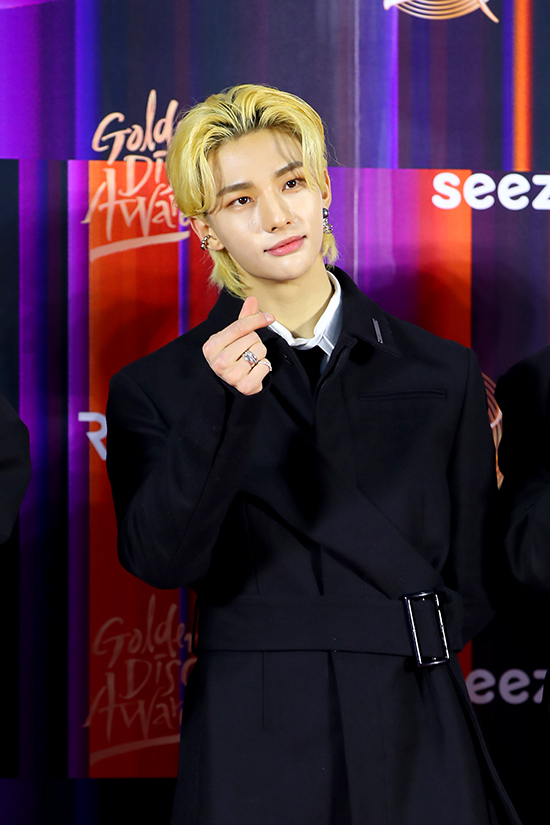 그룹 스트레이 키즈(Stray Kids) 현진이 8일 오후 서울 고척 스카이돔에서 진행된 '36회 골든디스크 어워즈' 레드카펫 행사에 MC로 참석해 포즈를 취하고 있다. [사진=골든디스크 어워즈 사무국]