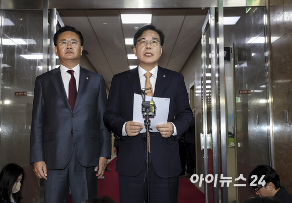 국민의힘 송언석 원내대표가 9일 오전 서울 여의도 국회 의장실 앞에서 국회의장 및 양당 원내대표 회동 전 입장발표 기자회견을 하고 있다. [사진=곽영래 기자]