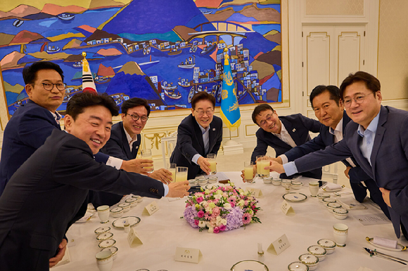 이재명 대통령이 19일 청와대에서 열린 더불어민주당 당대표&middot;후보자 만찬 간담회에서 건배하고 있다. 테이블 왼쪽부터 강훈식 비서실장, 송영길 후보, 김민석 대표, 이재명 대통령, 한병도 원내대표, 정청래 후보, 홍익표 정무수석. 2026.8.19 [청와대 제공. 재판매 및 DB 금지] [사진=연합뉴스]