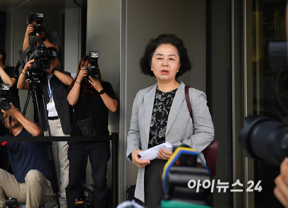 김영선 전 국민의힘 의원이 4일 오전 서울 종로구에 마련된 김건희 특검팀(특별검사 민중기) 사무실로 조사를 받기 위해 출석하고 있다. [사진=곽영래 기자]