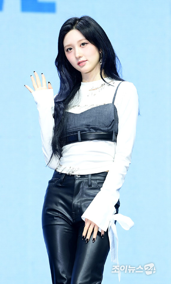 아이브 가을이 23일 오후 서울 광진구 광장동 예스24라이브홀에서 열린 아이브(IVE) 정규 2집 '리바이브 플러스'(REVIVE+) 발매 기념 쇼케이스에 참석하고 있다. [사진=정소희 기자]