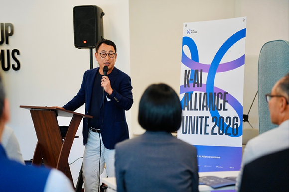 유영상 SK AI위원장이 지난 26일(현지시간) 미국 실리콘밸리에서 열린 K-AI 얼라이언스의 연례행사인 &lsquo;유나이트 2026&rsquo;에서 연설을 하고 있다. [사진=SK]
