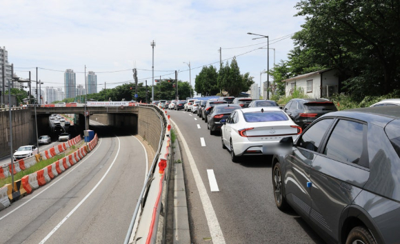 서울시가 서부간선도로 평면화 작업 계획을 백지화하기로 했다. 사진은 6월 15일 서부간선도로 오목교 지하차도(일직 방향)의 차량 통행이 중단되자 주변 도로가 정체를 빚고 있는 모습. [사진=연합뉴스]