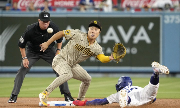 MLB 샌디에이고에서 뛰고 있는 김하성(왼쪽)이 14일(한국시간) 열린 LA 다저스와 원정 경기 도중 2루 도루를 저지하기 위한 송구를 받고 있다. [사진=뉴시스]