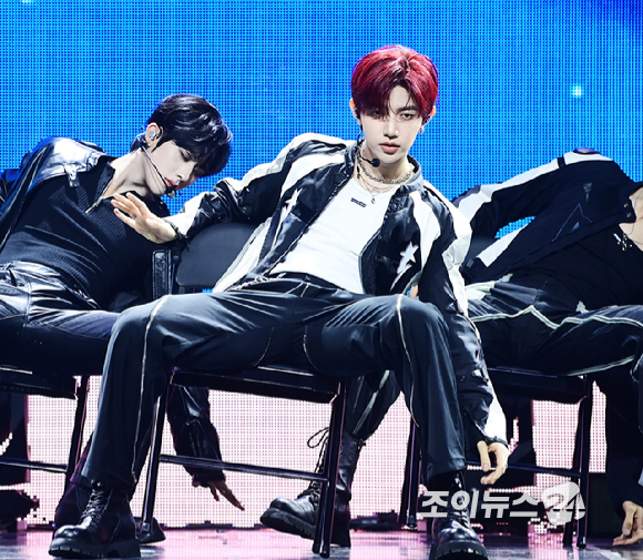 그룹 제로베이스원 장하오가 1일 오후 서울 용산구 한남 블루스퀘어에서 열린 제로베이스원(ZEROBASEONE) 정규 1집 '네버 세이 네버(NEVER SAY NEVER)' 쇼케이스에 참석해 멋진 무대를 선보이고 있다. [사진=정소희 기자]