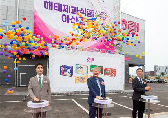지난 12일 해태제과 아산공장 준공 제막식이 개최됐다. (왼쪽부터) 신정훈 해태제과 대표이사, 윤영달 크라운해태제과 회장, 윤석빈 크라운해태홀딩스 대표이사. [사진=해태제과 ]