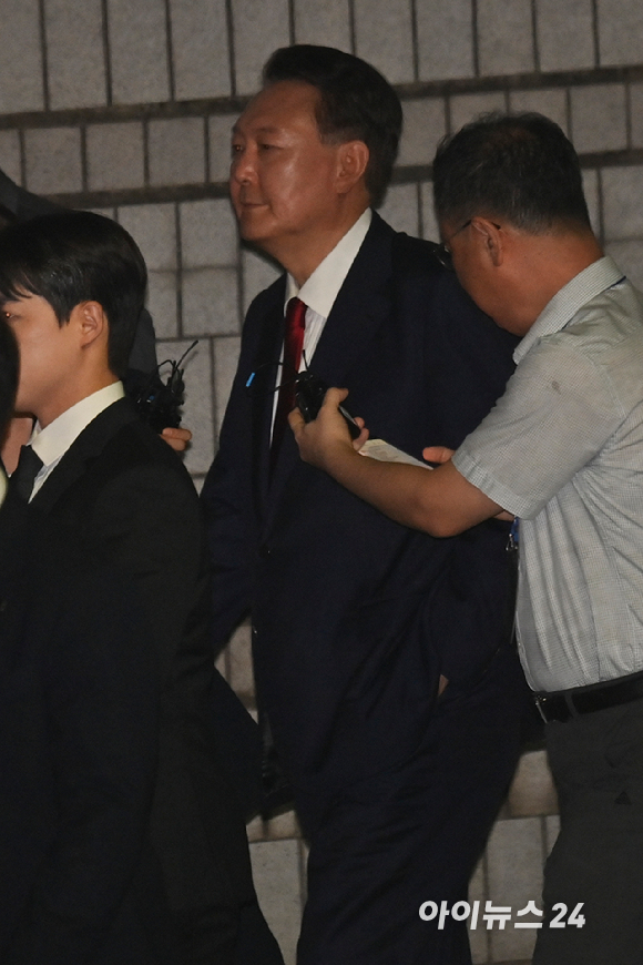12.3 비상계엄 사태 관련 내란 혐의를 받는 윤석열 전 대통령이 9일 서울 서초구 서울중앙지방법원에서 구속 전 피의자 심문(영장실질심사)을 마치고 대기 장소인 서울구치소로 이동하고 있다. [사진=사진공동취재단]