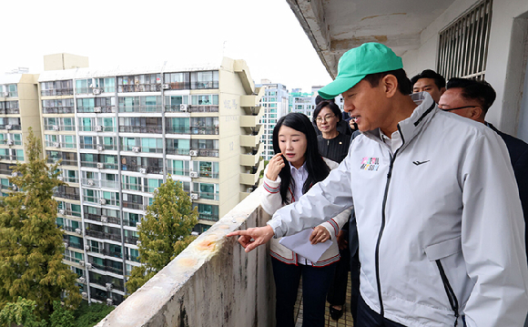 서울시가 자치구 건축 심의에서 법령 근거 없이 과도하게 지정됐던 심의 대상을 대폭 축소했다. 사진은 오세훈 서울시장이 13일 서울 강남권의 대표 노후 단지인 은마아파트를 방문해 시설을 둘러보고 있는 모습. [사진=연합뉴스]