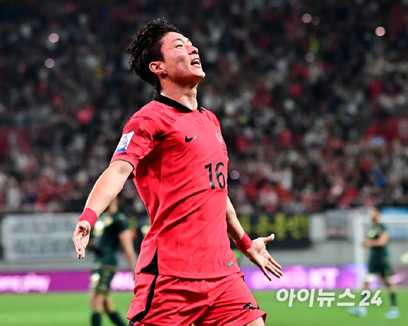 위르겐 클린스만 감독이 이끄는 한국 축구대표팀은 13일 서울월드컵경기장에서 열린 튀니지와 평가전에서 3-0 완승을 거뒀다. 후반 황의조가 추가골을 넣은 뒤 기뻐하고 있다. [사진=곽영래 기자]