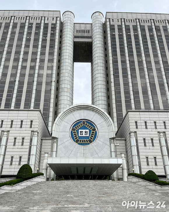 미성년자 다수를 포함한 261명을 상대로 성 착취물을 제작하는 등 성범죄를 일삼은 텔레그램 '자경단'의 총책 김녹완이 무기징역을 선고받았다. 사진은 김녹완. [사진=서울경찰청]