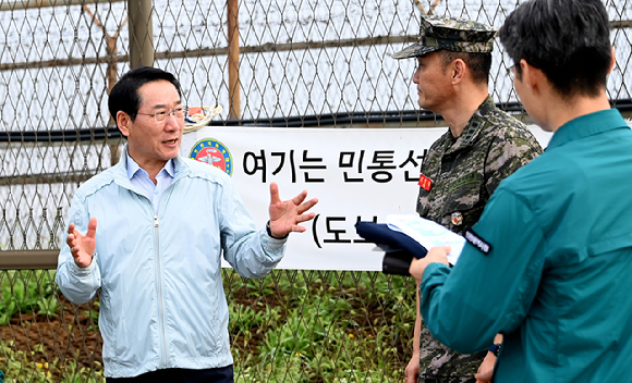 유정복 인천광역시장이 지난 18일 강화군 송해면 당산리 대남 소음 방송 현장을 찾아 군 관계자로부터 현황을 보고 받고 주민들 애로 사항을 청취하고 있다. [사진=인천시]