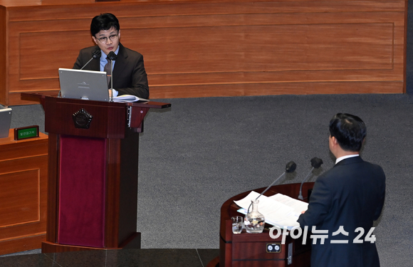 한동훈 법무부 장관이 5일 오후 서울 여의도 국회 본회의장에서 열린 교육&middot;사회&middot;문화 분야에 대한 대정부질문에서 전해철 더불어민주당 의원 질의에 답하고 있다. [사진=김성진 기자]