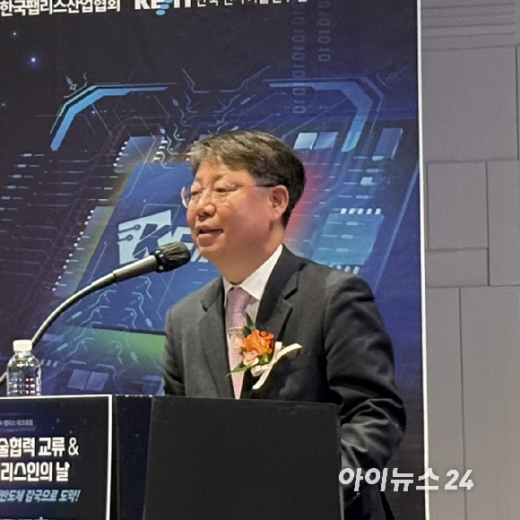 김경수 한국팹리스산업협회장이 지난 26일 경기 판교 그래비티 조선 호텔에서 열린 '제3의 팹리스인의 날' 기념식에서 기념사를 하고 있다. [사진=권서아 기자]