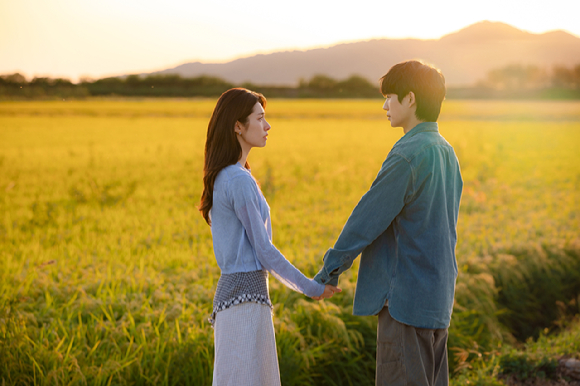 배우 정해인과 하영이 넷플릭스 시리즈 '이 엿같은 사랑'에서 연기 호흡을 맞추고 있다. [사진=넷플릭스]
