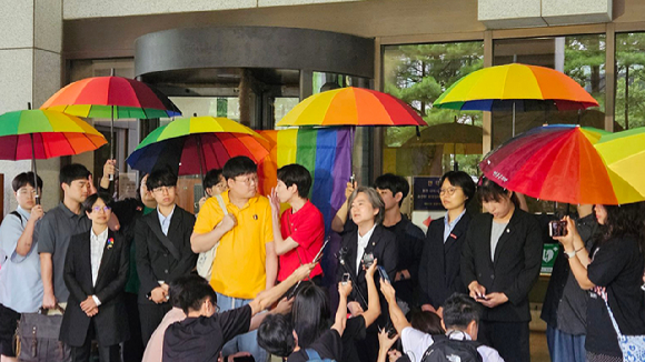 동성 부부 소성욱씨와 김용민씨가 18일 서울 서초구 대법원 앞에서 이날 동성 배우자의 건강보험 피부양자 자격 인정 최종 승소 판결에 대한 기자회견을 하고 있다. (사진=국제앰네스티 한국지부 제공) [사진=뉴시스]