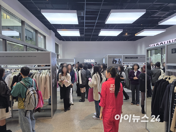 15일 서울 성수동 '지그재그 익스프레스' 팝업스토어. 현장을 찾은 인플루언서 및 관계자들로 북적이고 있다. [사진=구서윤 기자]