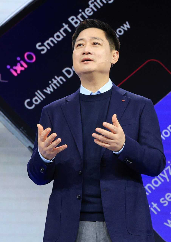 2일(현지시간) 스페인 바르셀로나에서 열리고 있는 모바일월드콩그레스(MWC) 2026 현장에서 홍범식 LG유플러스 대표가 기조연설하고 있는 모습. [사진=LGU+]