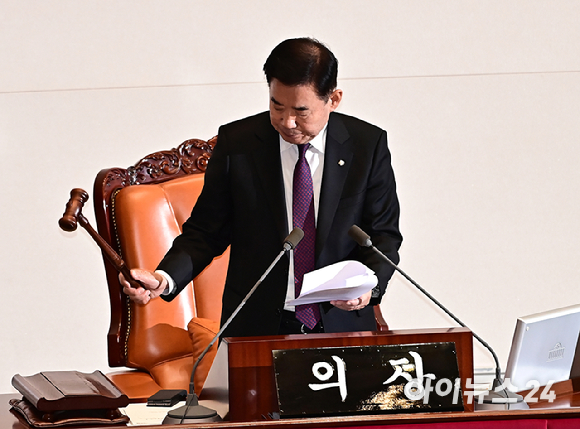 김진표 국회의장이 1일 국회 본회의에서 이정섭·손준성 검사 탄핵안 가결에 의사봉을 두드리고 있다. [사진=곽영래 기자]