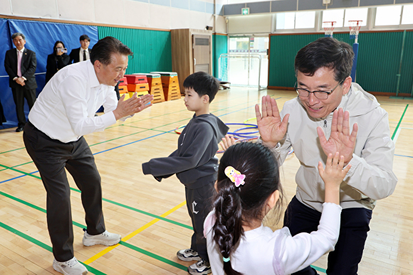 김영환 충북지사(왼쪽)와 윤건영 충북교육감(오른쪽)이 15일 청주 샛별초등학교에서 1학년 학생들과 늘봄학교 프로그램을 함께 체험하고 있다. [사진=충북교육청]