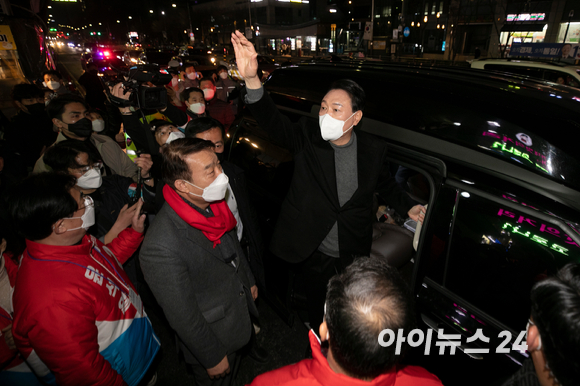 공식 선거운동 마지막 날인 8일 저녁 윤석열 국민의힘 대선후보가 이준석 당대표와 함께 서울 건대입구를 찾아 시민들에게 거리인사를 건네고 있다. [사진=국회사진취재단]