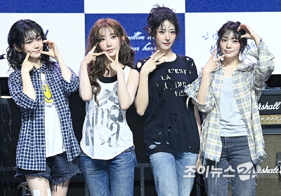 걸밴드 QWER(큐더블유이알)이 9일 오후 서울 서대문구 예스24 원더로크홀에서 열린 미니 3집 발매 기념 미디어 쇼케이스에서 포토타임을 갖고 있다. [사진=곽영래 기자]